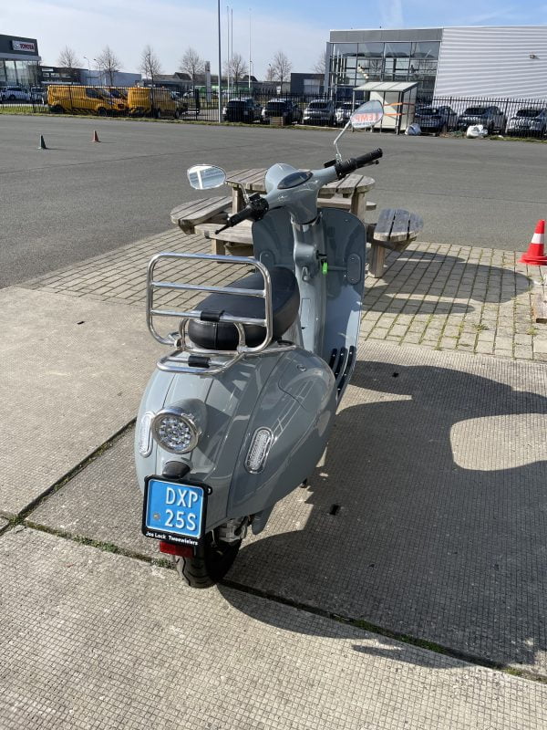 grijze NOVA e-scooter Lelystad
